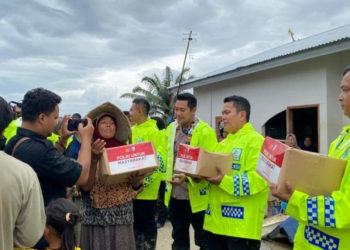 Korlantas Polri Salurkan Bantuan dan Bersihkan Fasilitas Umum di Aceh Tamiang Pascabanjir