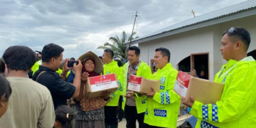 Korlantas Polri Salurkan Bantuan dan Bersihkan Fasilitas Umum di Aceh Tamiang Pascabanjir
